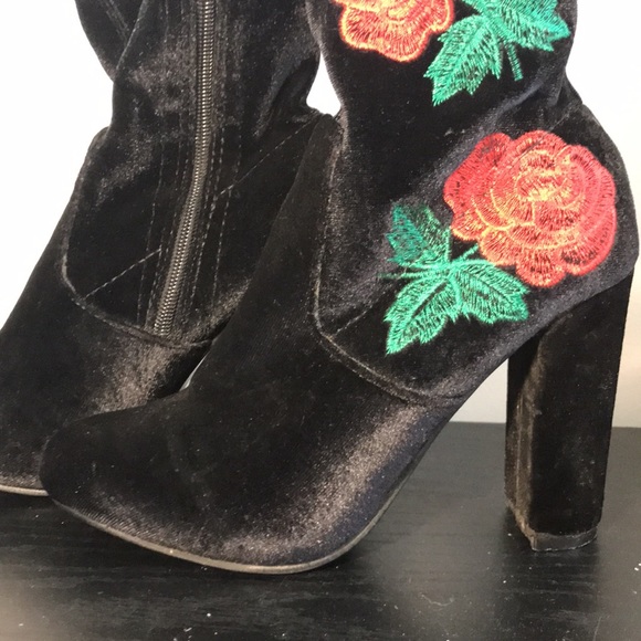 Forever, Women’s Size 6 Black with Red Roses Faux Suede Embroidered Heeled Boots - Picture 3 of 10